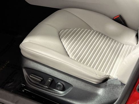 Used 2024 Toyota Camry SE image 14