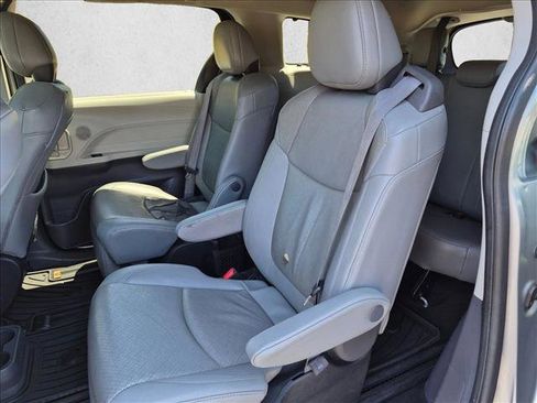 Used 2022 Toyota Sienna Limited FWD image 18