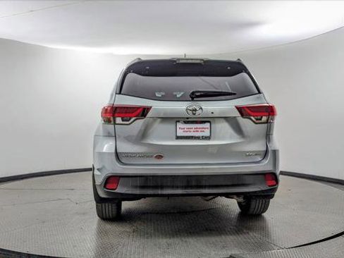 Used 2019 Toyota Highlander SE image 7
