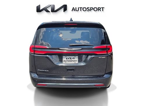 Used 2023 Chrysler Pacifica Touring-L FWD image 8