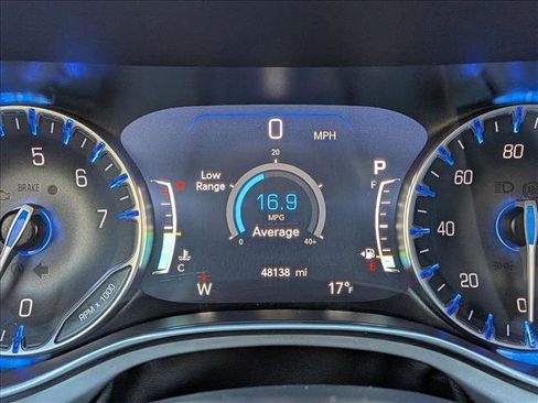 Used 2025 Chrysler Pacifica Limited image 11