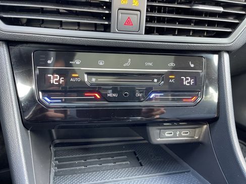 Used 2025 Volkswagen Jetta SE image 16