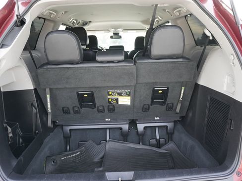Used 2020 Toyota Sienna SE image 13