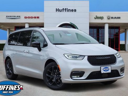 New 2026 Chrysler Pacifica Limited FWD image 1