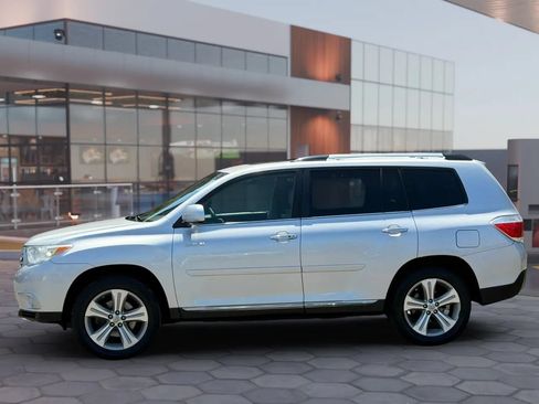 Used 2012 Toyota Highlander Limited w/ Tow Pkg FWD image 3