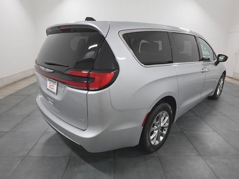 Used 2024 Chrysler Pacifica Touring-L image 5