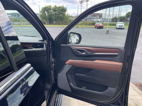 Used 2023 GMC Yukon Denali Ultimate AWD/4WD image 25