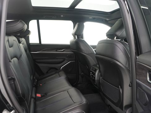 Used 2025 Jeep Grand Cherokee Limited w/ Black Appearance Package image 14