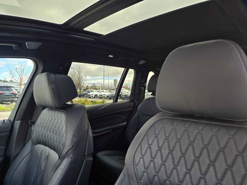 Used 2025 BMW X7 M60i w/ Executive Package image 23
