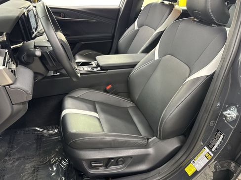 Used 2025 Toyota Camry SE image 4