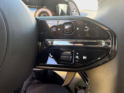 Used 2025 Aston Martin V8 Vantage Coupe image 17