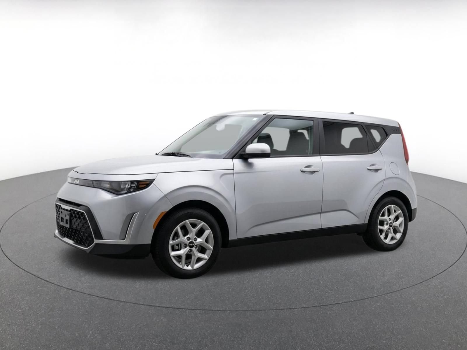 Used 2025 Kia Soul LX w/ LX Technology Package FWD image 3