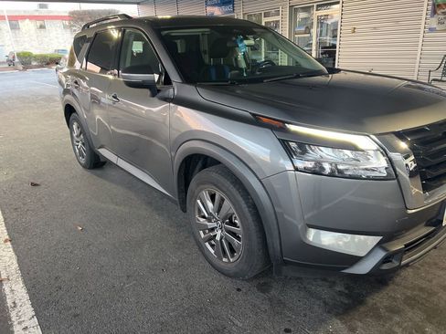 Used 2022 Nissan Pathfinder SV image 4