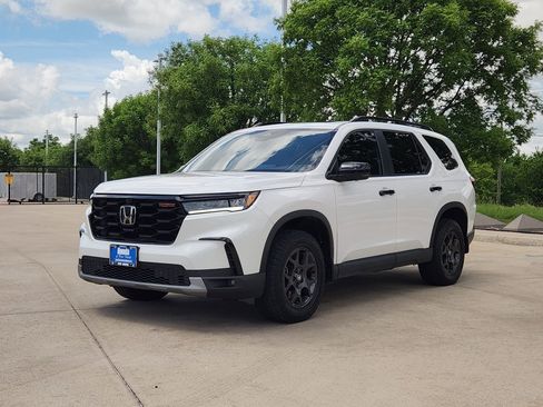Used 2023 Honda Pilot TrailSport image 3