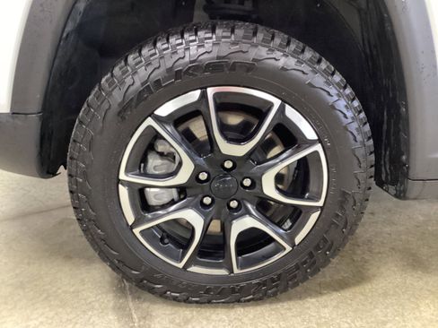 Used 2024 Jeep Compass Trailhawk w/ Trailhawk Convenience Group AWD/4WD image 9