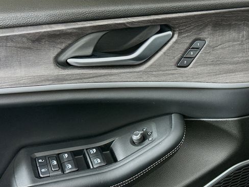 Used 2022 Jeep Grand Cherokee L Limited image 15