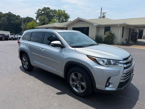Used 2019 Toyota Highlander Limited Platinum FWD image 3