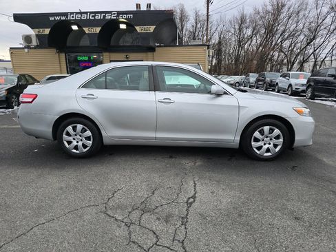 Used 2011 Toyota Camry LE image 2