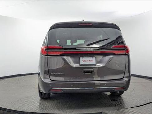 Used 2023 Chrysler Pacifica Touring-L FWD image 7