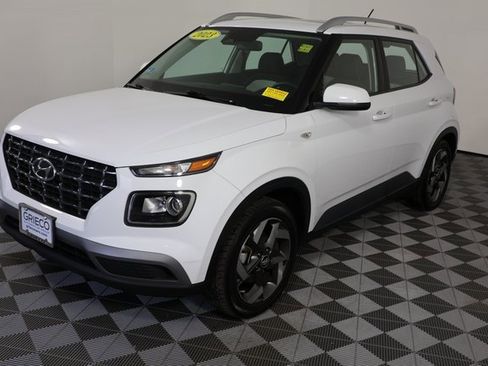 Used 2023 Hyundai Venue SEL image 4