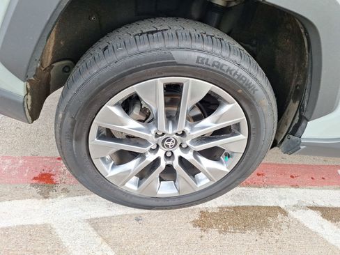 Used 2022 Toyota RAV4 XLE Premium image 10