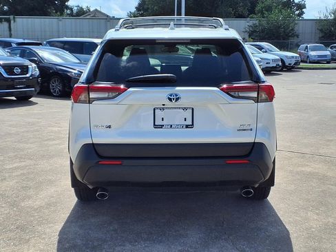 Used 2022 Toyota RAV4 XLE Premium AWD/4WD image 8
