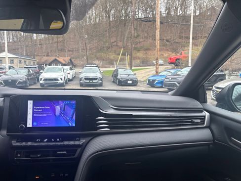 Used 2025 Toyota Camry SE image 36