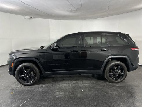 Used 2022 Jeep Grand Cherokee Altitude image 5