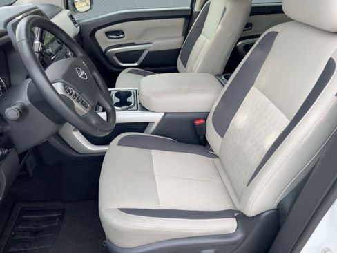 Used 2023 Nissan Titan SV w/ SV Convenience Package image 5