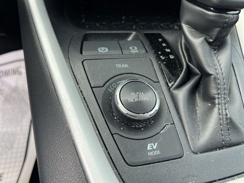 Used 2025 Toyota RAV4 XLE AWD/4WD image 28