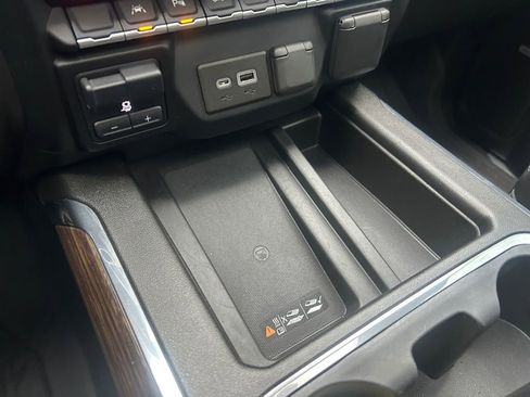 Used 2022 Chevrolet Silverado 1500 High Country w/ Technology Package image 36