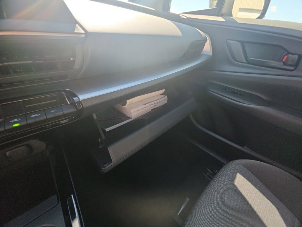 Used 2025 Toyota Prius LE FWD image 21