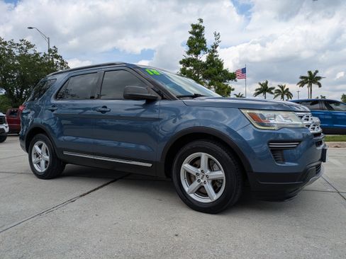 Certified 2018 Ford Explorer XLT FWD image 2