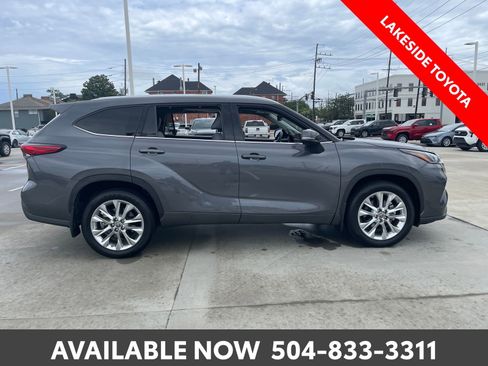 Used 2023 Toyota Highlander Limited FWD image 6