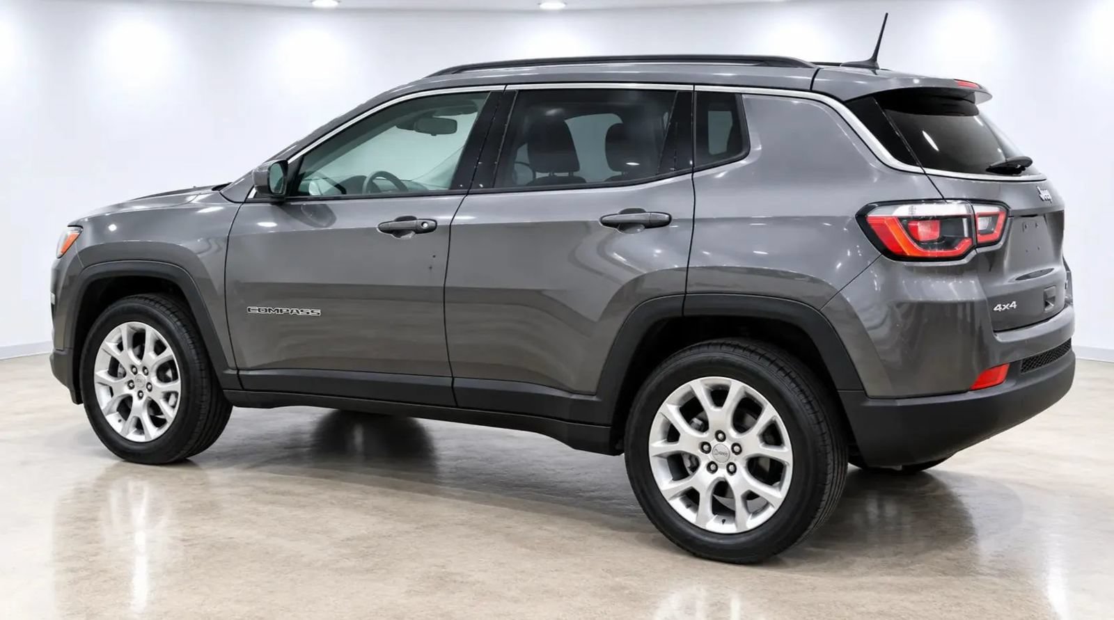 Used 2022 Jeep Compass Latitude AWD/4WD image 3