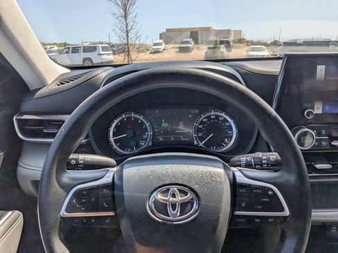 Used 2023 Toyota Highlander L FWD image 28