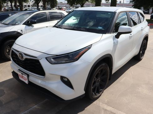 Used 2023 Toyota Highlander LE FWD image 4