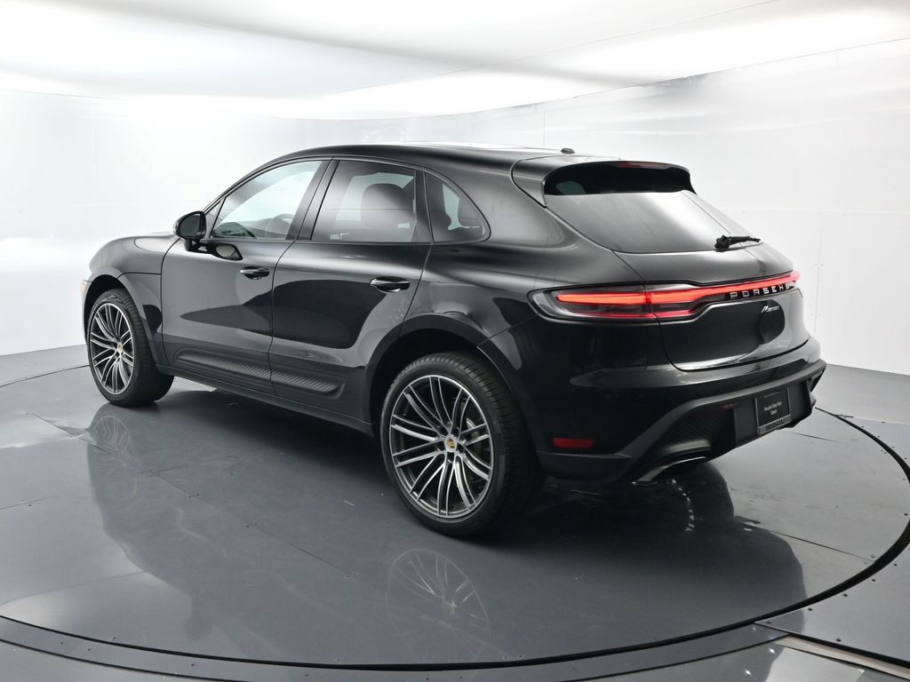 Certified 2025 Porsche Macan AWD/4WD image 3