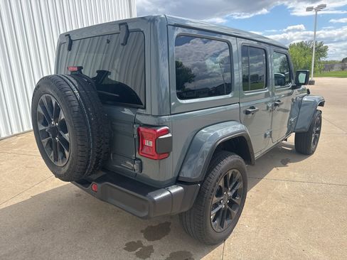 Used 2025 Jeep Wrangler Unlimited Sahara w/ Safety Group AWD/4WD image 9
