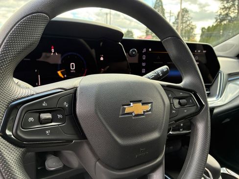 Used 2025 Chevrolet Trax LT image 27