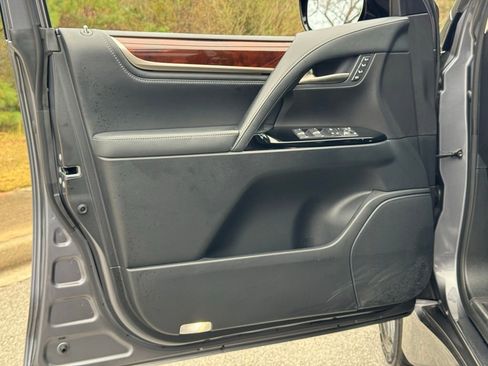 Used 2019 Lexus LX 570 4WD image 23