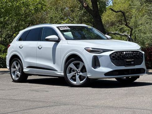 Certified 2025 Audi Q5 Prestige AWD/4WD image 2