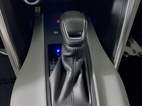 Used 2023 Toyota Venza LE image 24