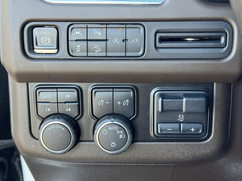 Used 2021 Chevrolet Suburban Z71 w/ Z71 Signature Package image 24