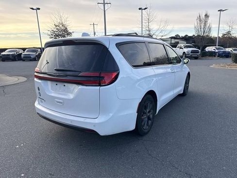 Used 2021 Chrysler Pacifica Touring w/ S Appearance Package image 6