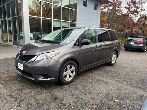Used 2014 Toyota Sienna LE image 1