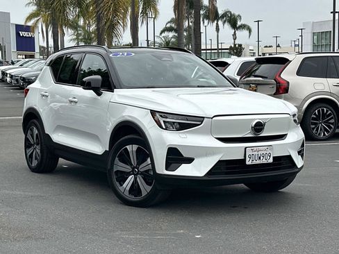 Certified 2023 Volvo XC40 Recharge Core image 1