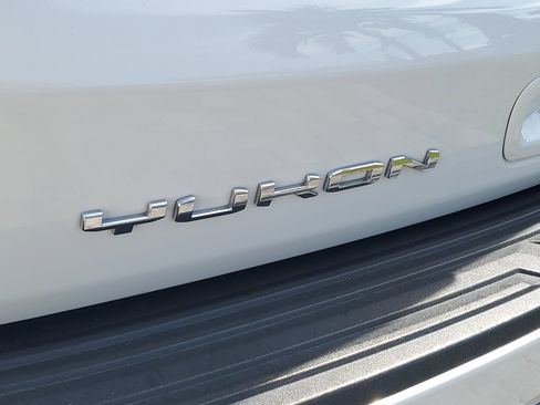 Used 2022 GMC Yukon AT4 AWD/4WD image 8