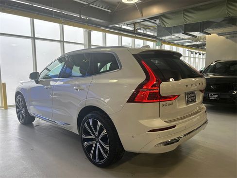 Certified 2023 Volvo XC60 B5 Ultimate w/ Climate Package image 4