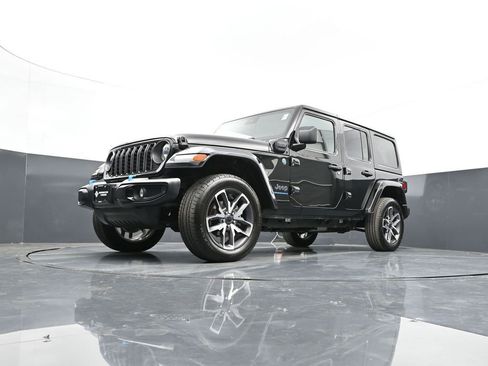Used 2024 Jeep Wrangler Unlimited w/ Convenience Group AWD/4WD image 43
